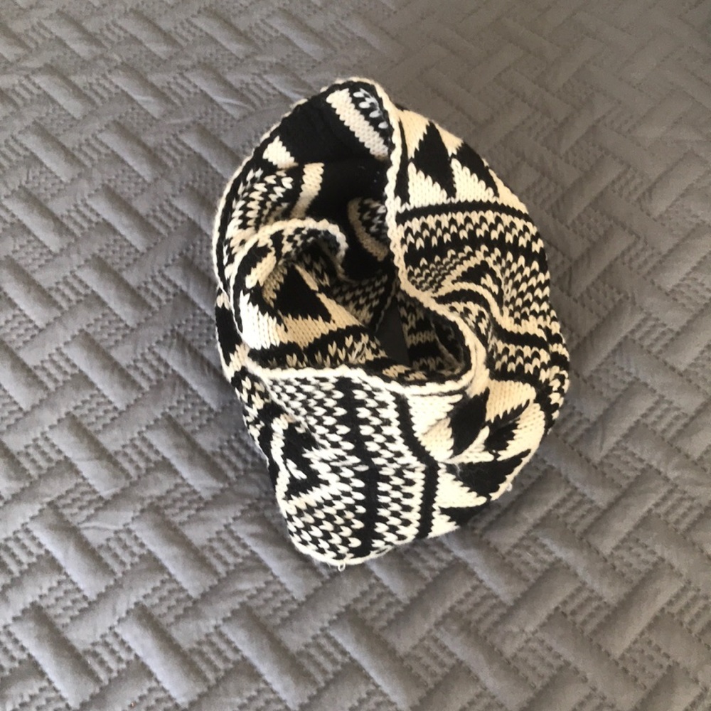 Black and white patterned scarf